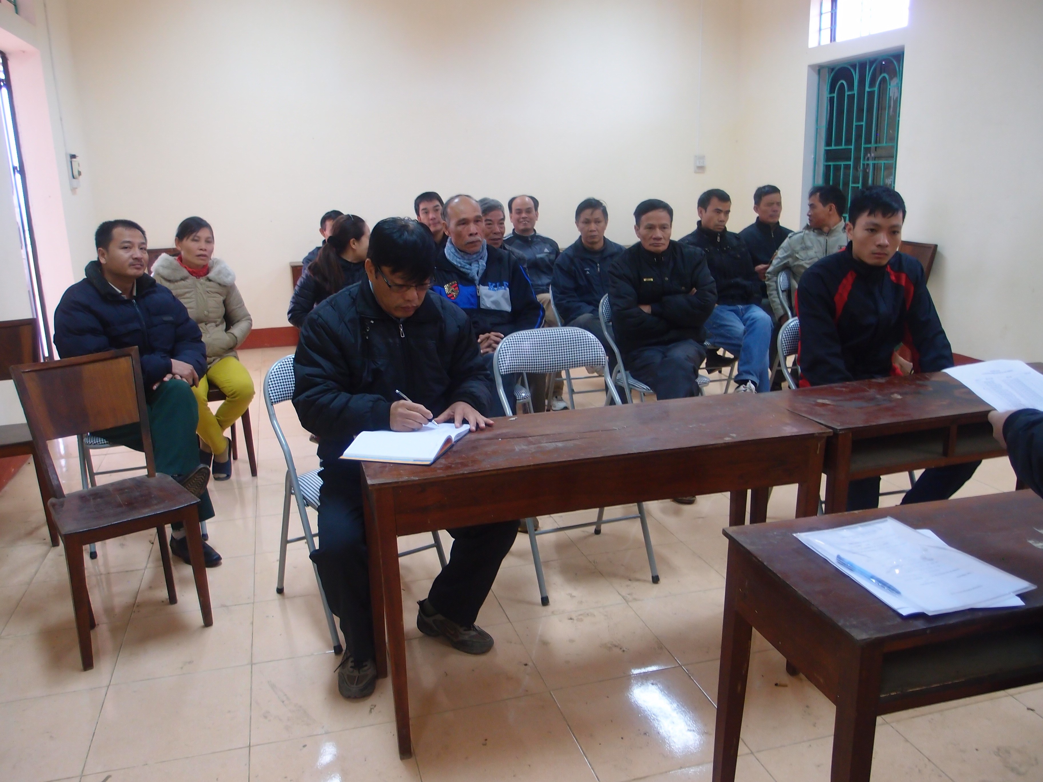 Tập huấn, cấp phát và hướng dẫn sử dụng phân bón được sản xuất theo công nghệ Fitohoocmon cho các hộ dân trồng cam thị trấn Cao Phong, Hòa Bình