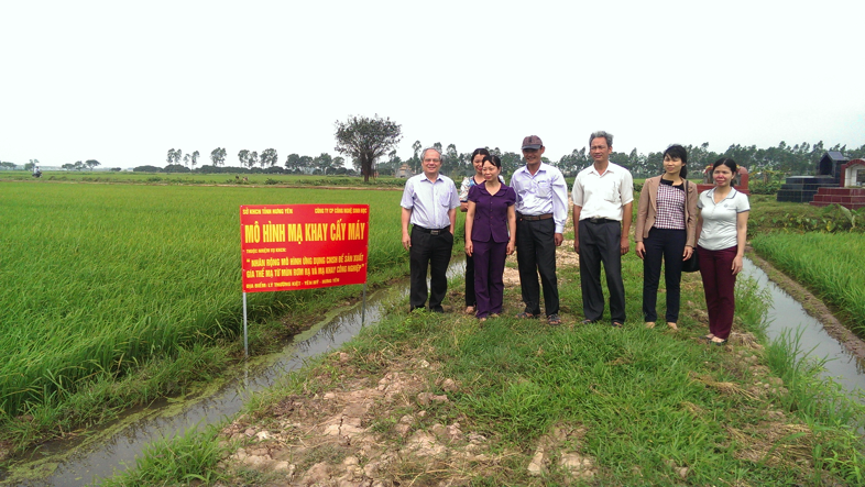 Kiểm tra mô hình mạ khay cấy máy thực hiện tại 4 điểm trên địa bàn tỉnh Hưng Yên 